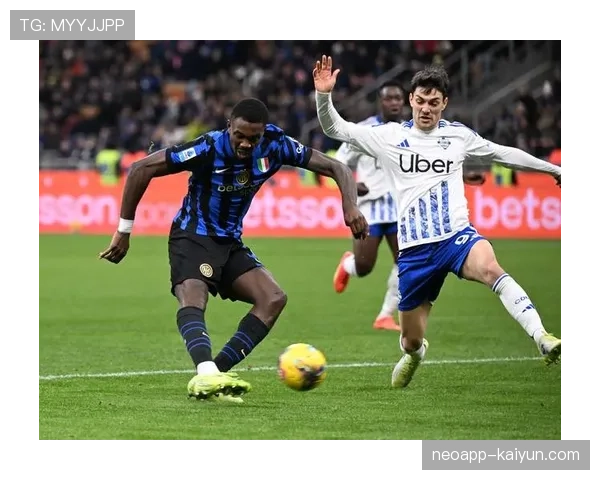 花絮：国际米兰赛前热身，小图拉姆上演连续颠球穿越障碍表演